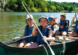 Loisirs et activités pour enfants au bord de l'étang en Bretagne
